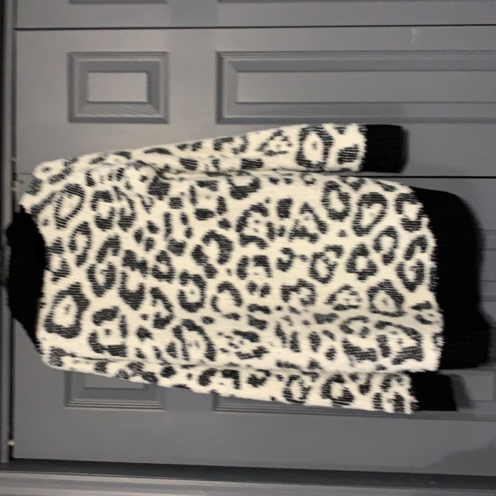 New Directions. Black and White Animal Print Duster. A - Picture 2 of 4